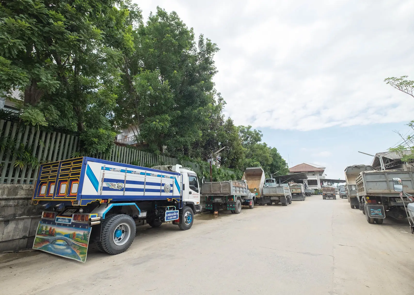 รูปที่จอดรถของบริษัท